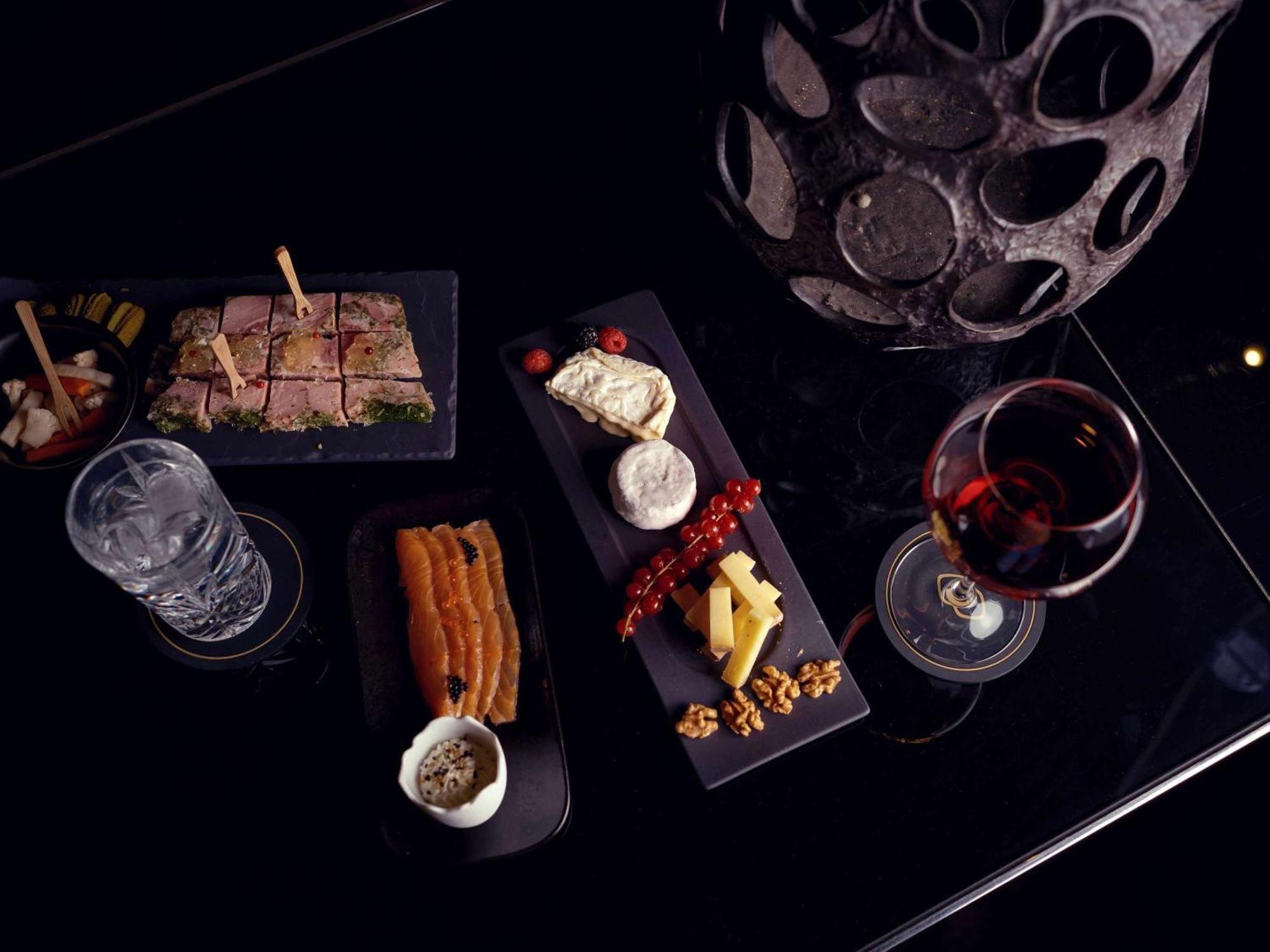 Sofitel Lyon Bellecour Hotell Eksteriør bilde A selection of cheese and wine