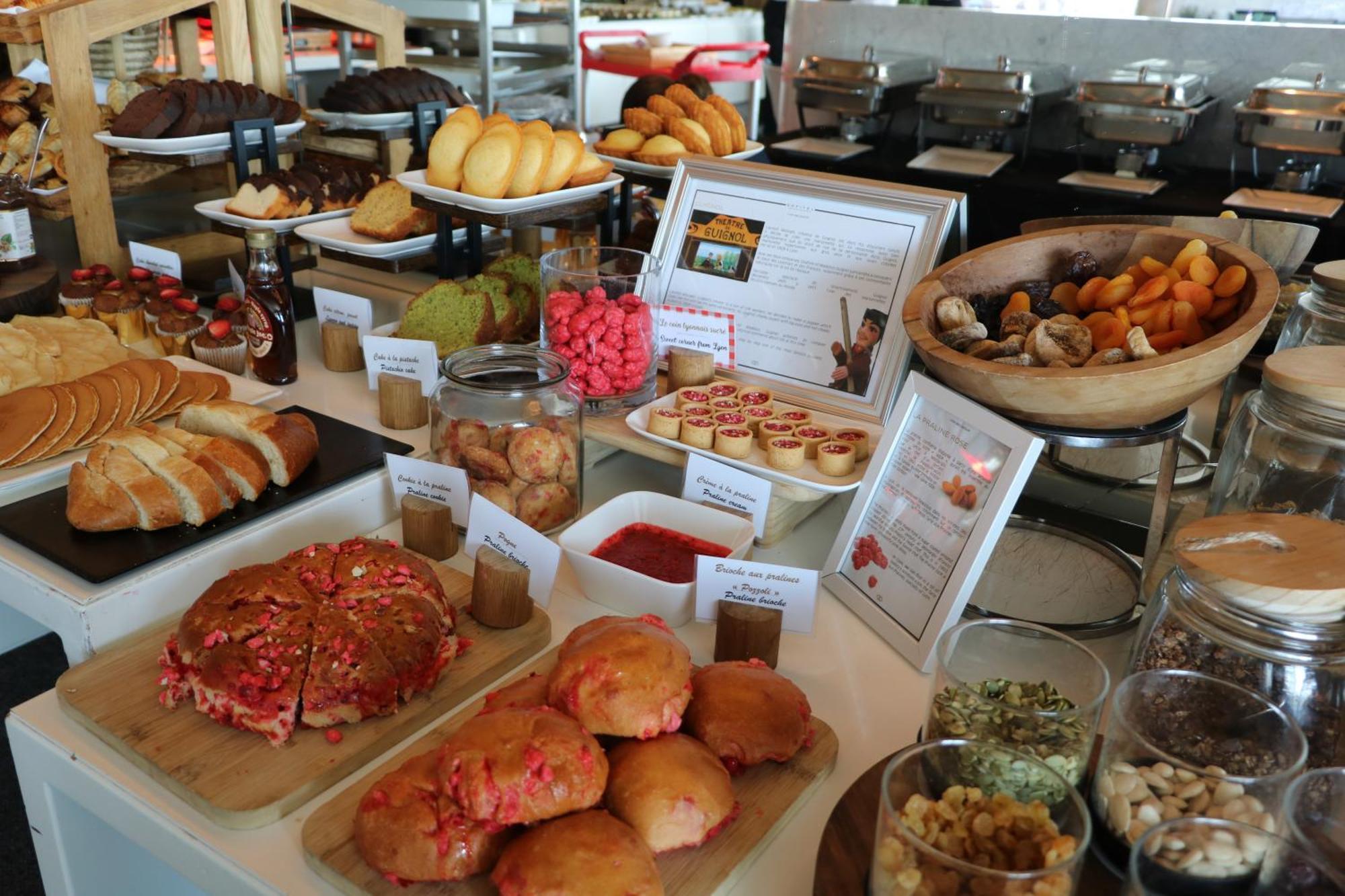 Sofitel Lyon Bellecour Hotell Eksteriør bilde A selection of pastries at a buffet