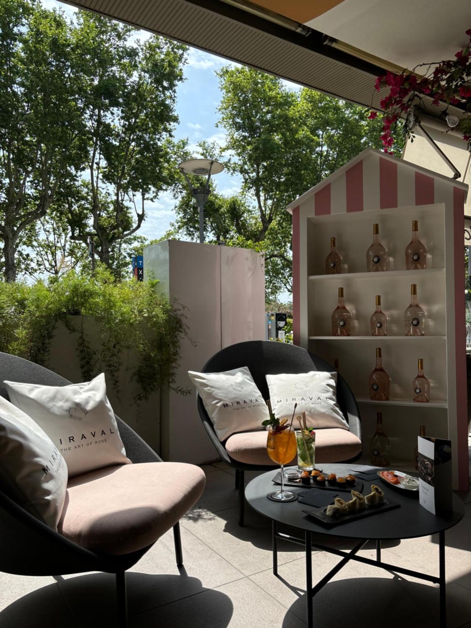 Sofitel Lyon Bellecour Hotell Eksteriør bilde A cocktail at the Miramar Beach Club